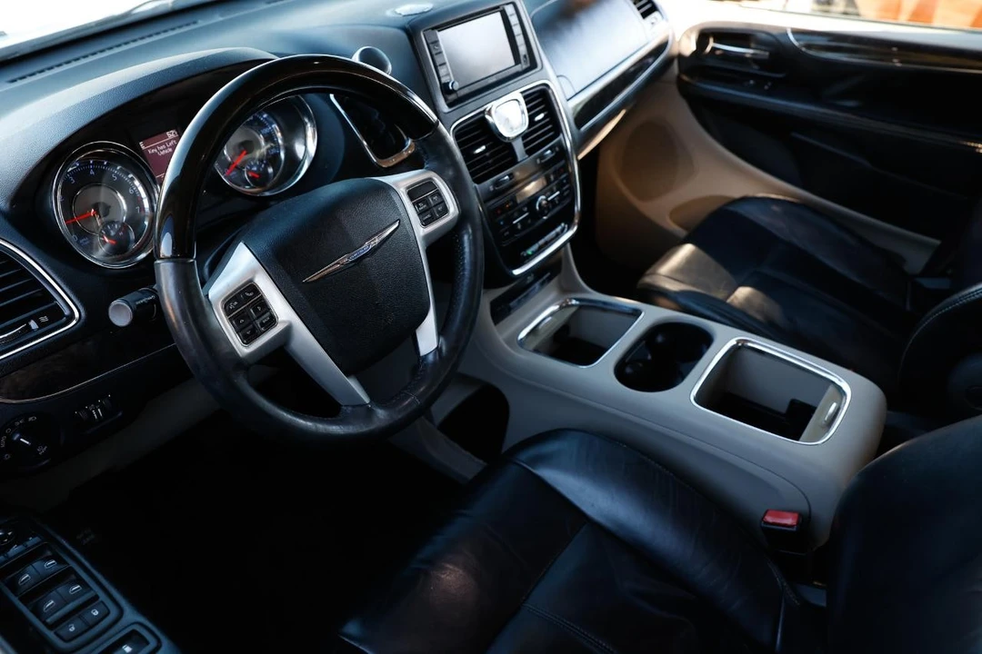 2015 Chrysler Town & Country - Image 4 of 21