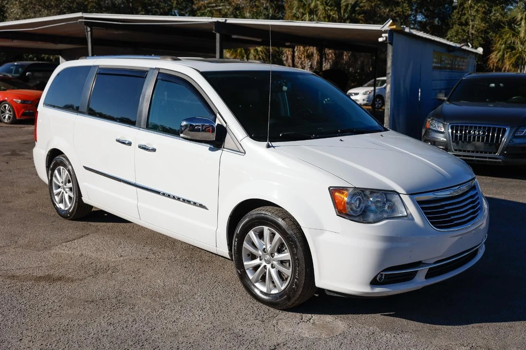 2015 Chrysler Town & Country - Image 15 of 21