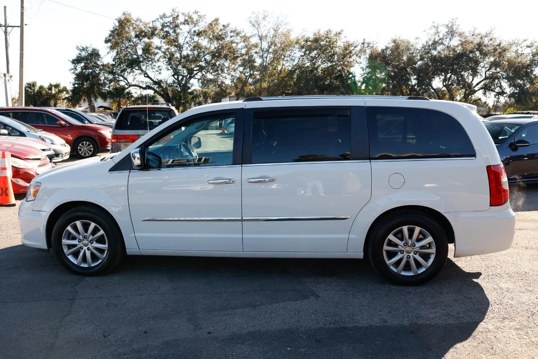 2015 Chrysler Town & Country - Image 3 of 21