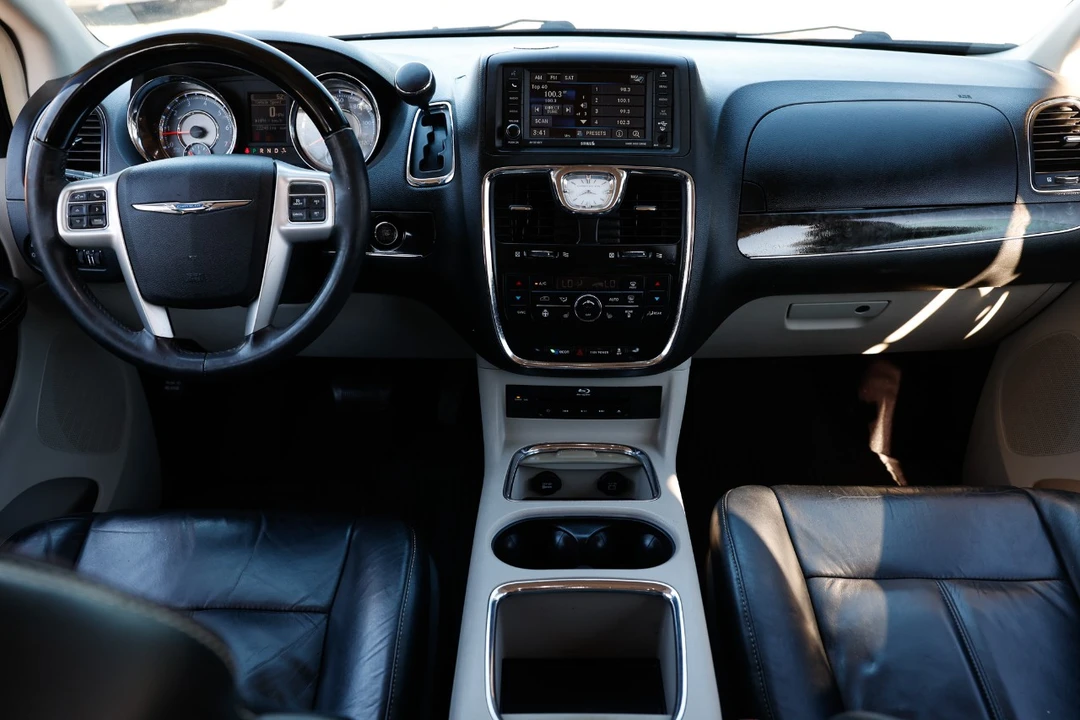 2015 Chrysler Town & Country - Image 2 of 12