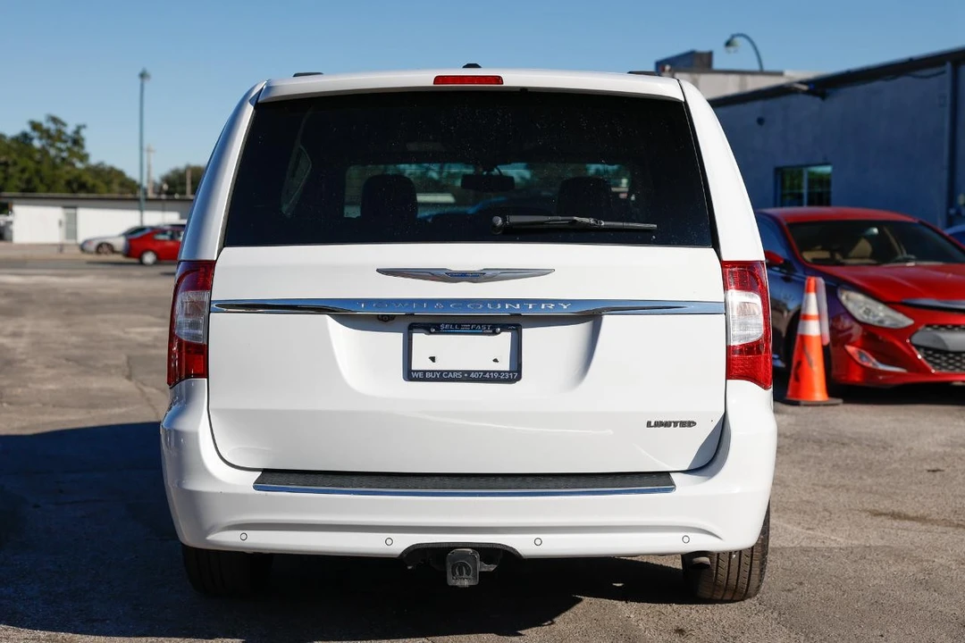 2015 Chrysler Town & Country - Image 7 of 21