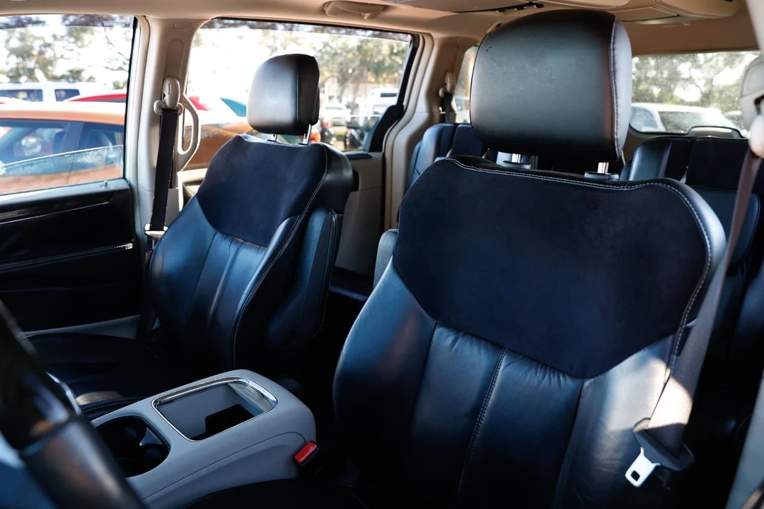 2015 Chrysler Town & Country - Image 6 of 21