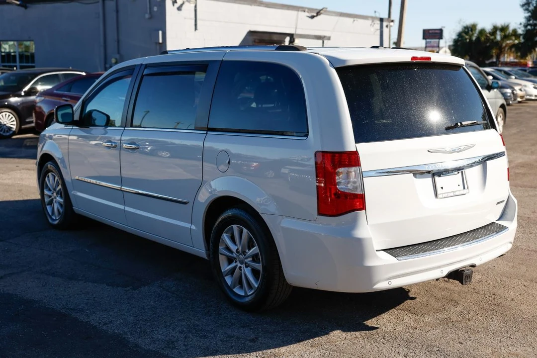 2015 Chrysler Town & Country - Image 5 of 21