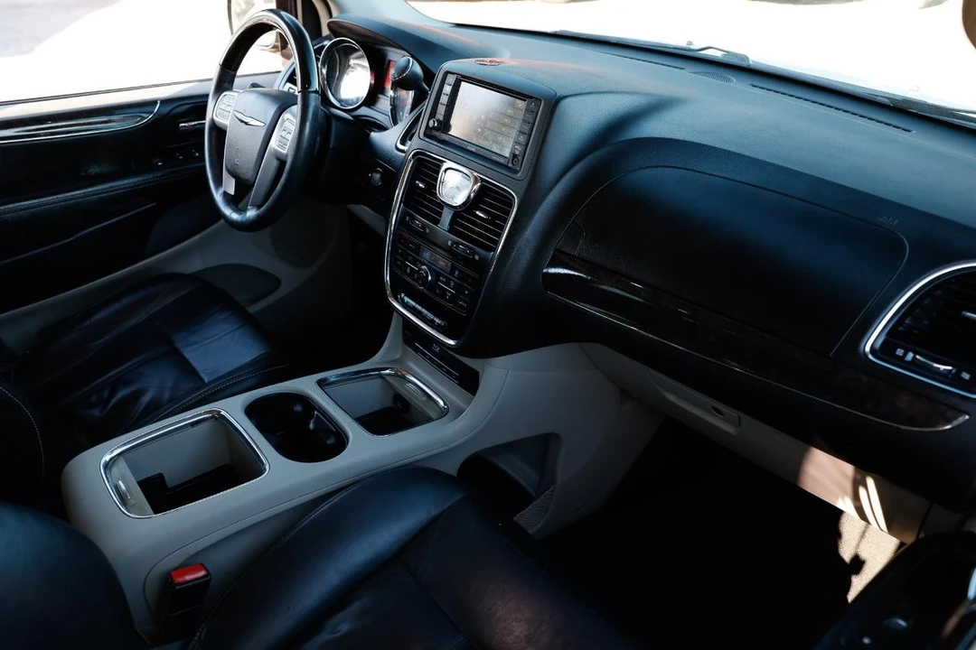2015 Chrysler Town & Country - Image 18 of 21