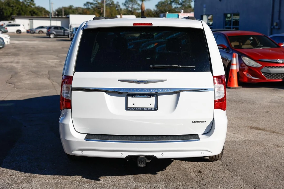 2015 Chrysler Town & Country - Image 9 of 21