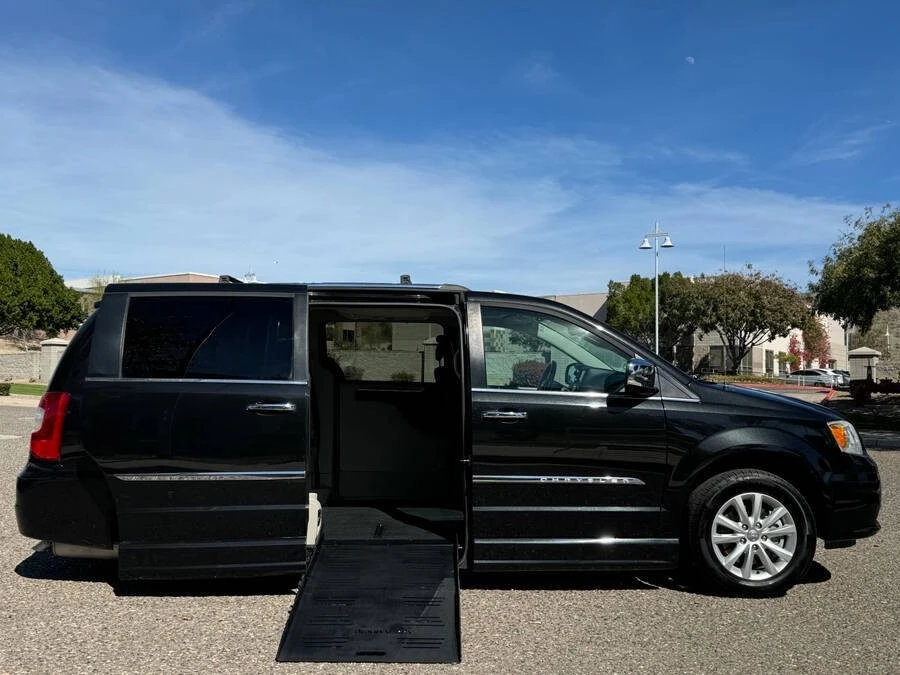 2015 Chrysler Town & Country - Image 3 of 15
