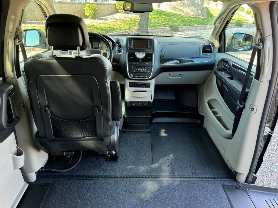 2015 Chrysler Town & Country - Image 8 of 15