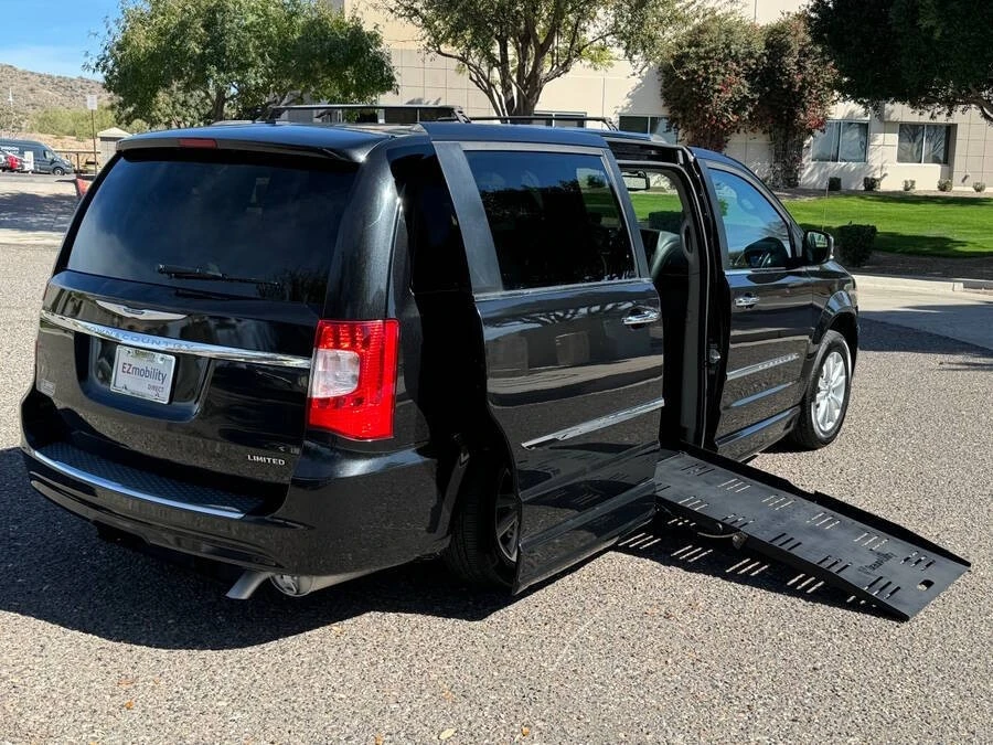 2015 Chrysler Town & Country - Image 2 of 15