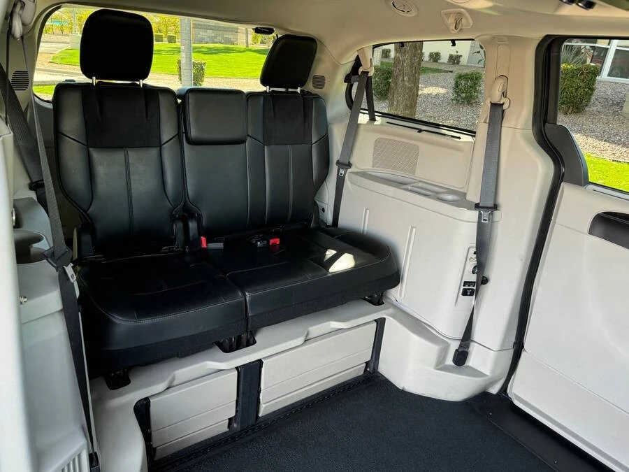 2015 Chrysler Town & Country - Image 9 of 15