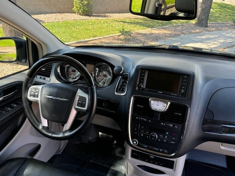 2015 Chrysler Town & Country - Image 4 of 15
