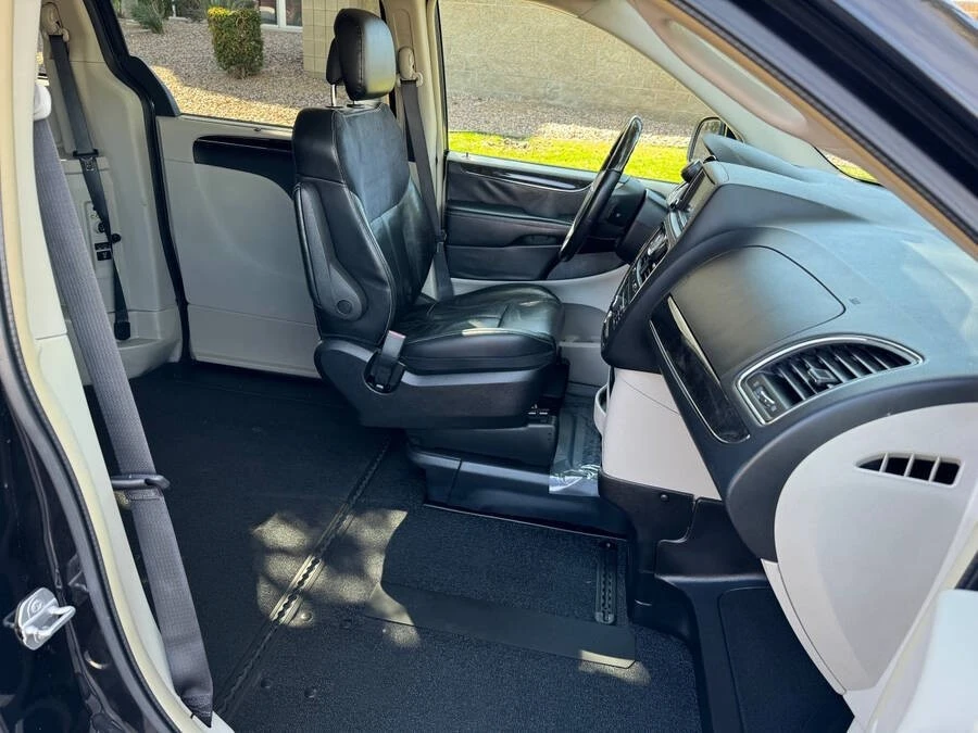 2015 Chrysler Town & Country - Image 6 of 15