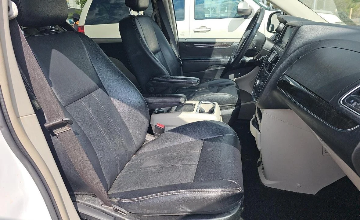 2015 Chrysler Town & Country - Image 8 of 11