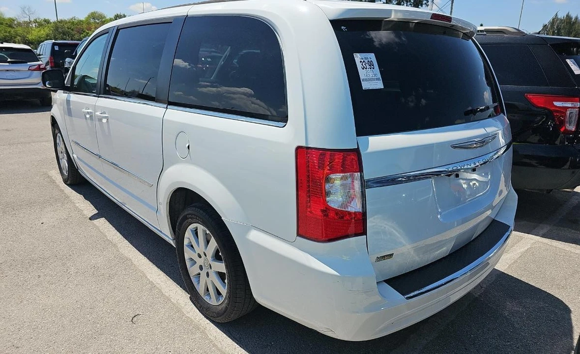 2015 Chrysler Town & Country - Image 6 of 11