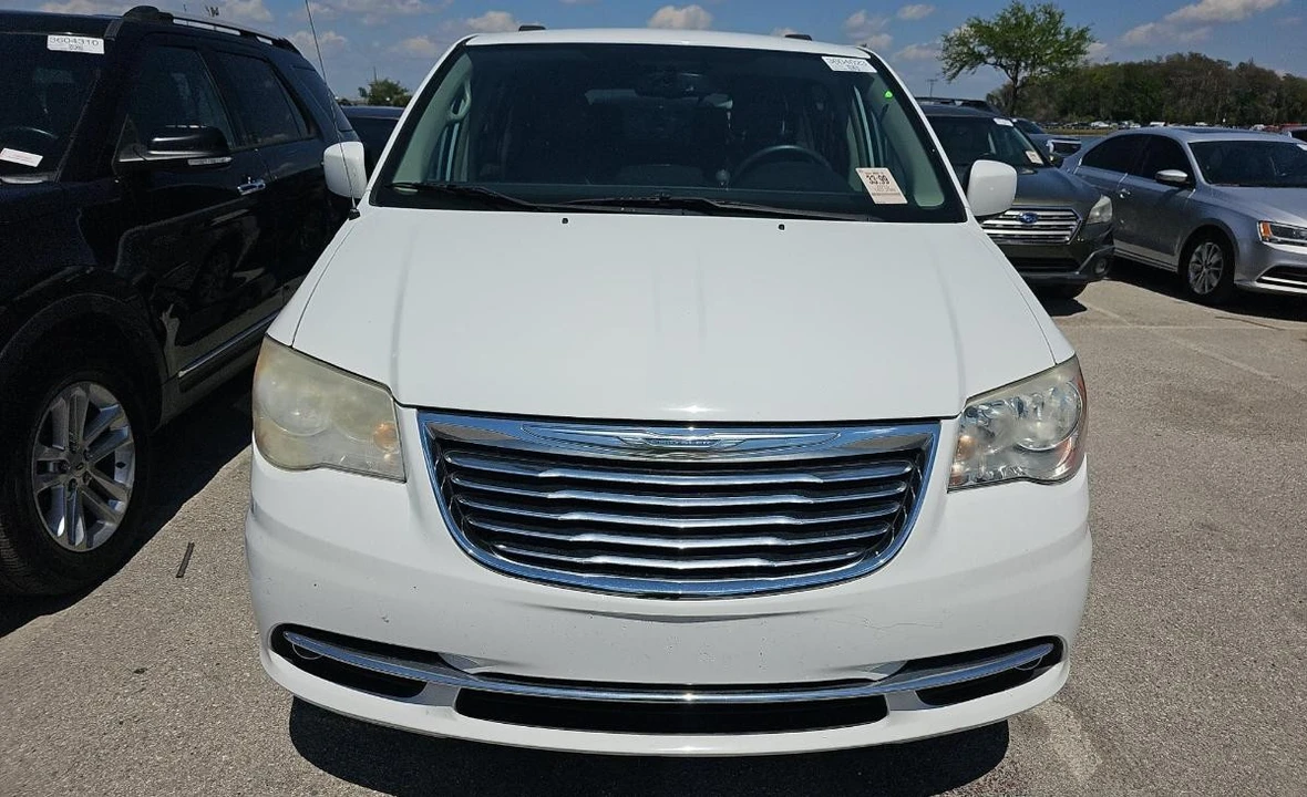 2015 Chrysler Town & Country - Image 2 of 11