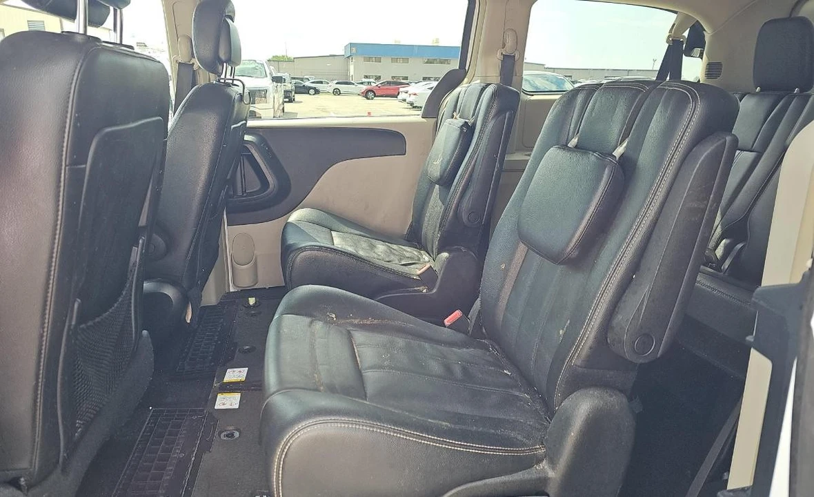 2015 Chrysler Town & Country - Image 11 of 11