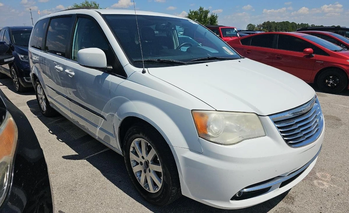 2015 Chrysler Town & Country - Image 3 of 11