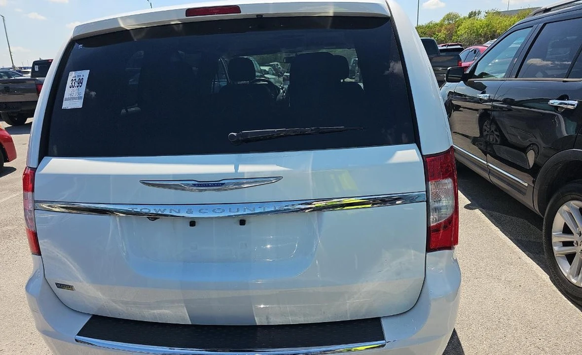 2015 Chrysler Town & Country - Image 5 of 11