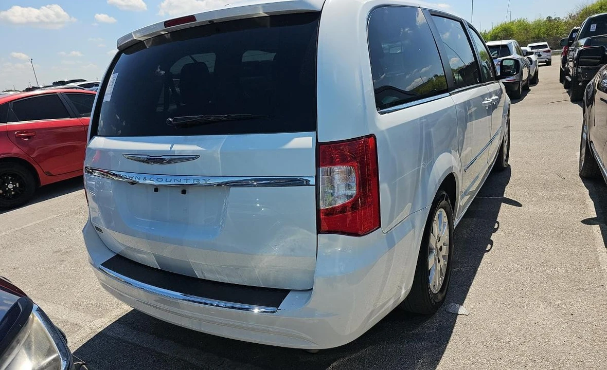 2015 Chrysler Town & Country - Image 4 of 11