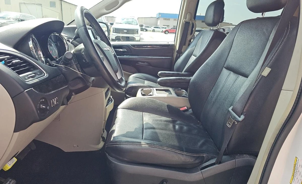 2015 Chrysler Town & Country - Image 7 of 11