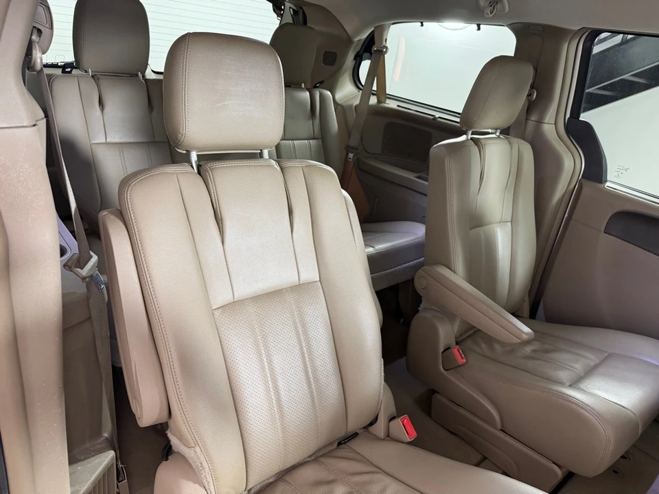 2015 Chrysler Town & Country - Image 20 of 21