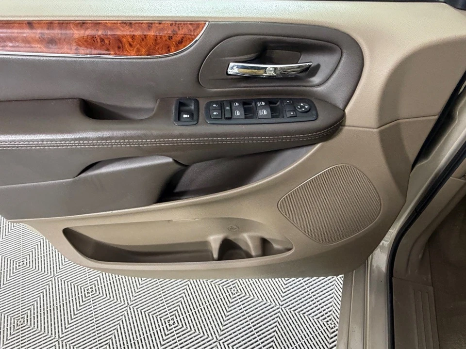 2015 Chrysler Town & Country - Image 9 of 21