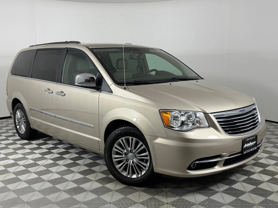 2015 Chrysler Town & Country - Image 2 of 21
