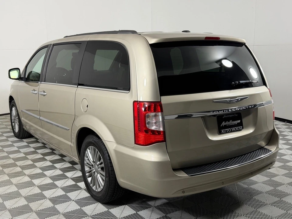 2015 Chrysler Town & Country - Image 7 of 21
