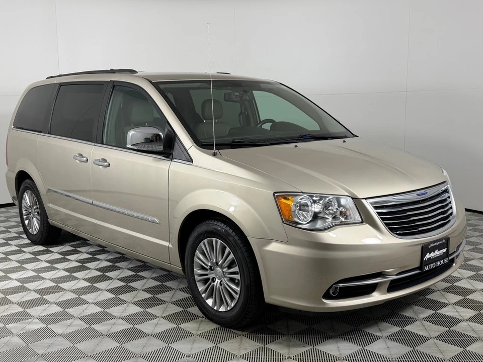 2015 Chrysler Town & Country - Image 3 of 21