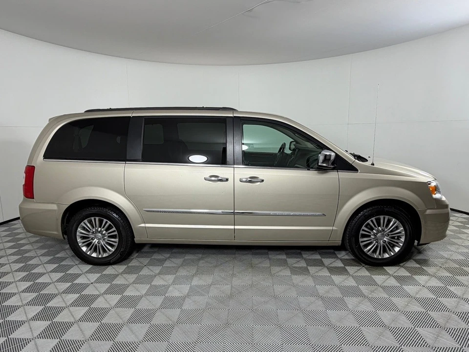 2015 Chrysler Town & Country - Image 4 of 21
