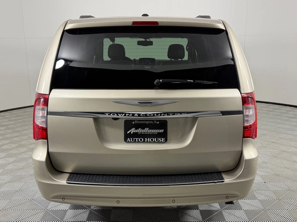 2015 Chrysler Town & Country - Image 6 of 21
