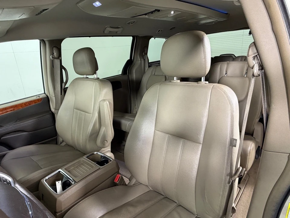 2015 Chrysler Town & Country - Image 10 of 21
