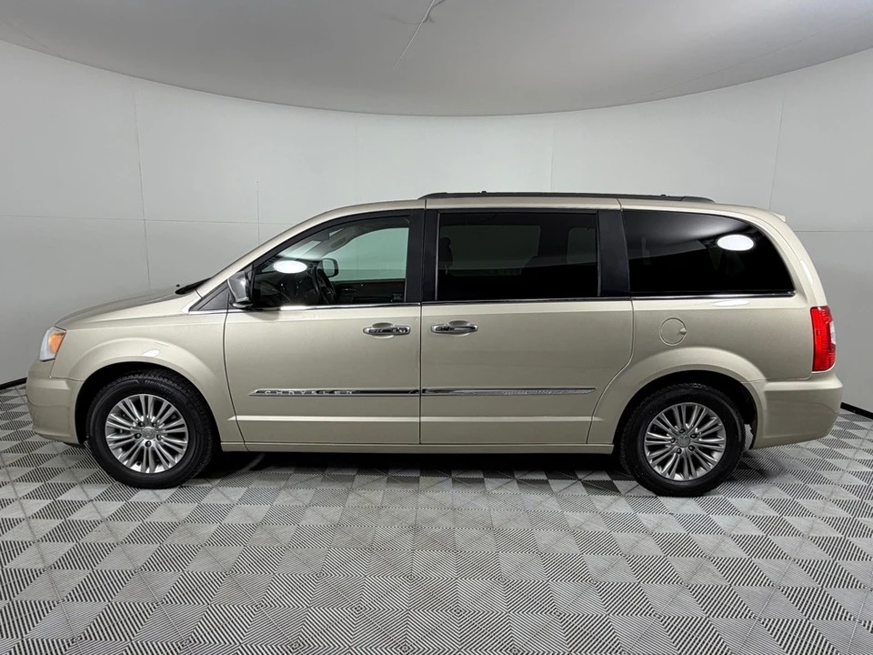 2015 Chrysler Town & Country - Image 8 of 21