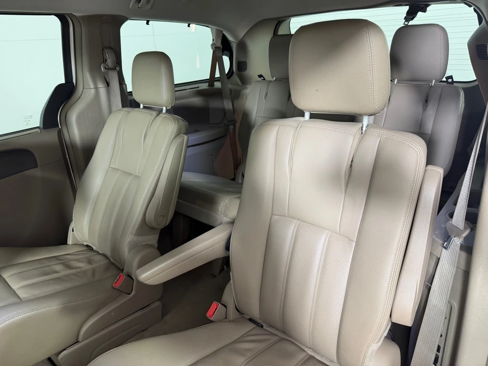 2015 Chrysler Town & Country - Image 16 of 21