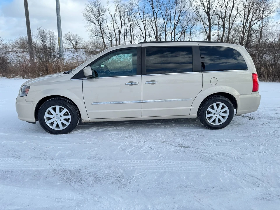 2015 Chrysler Town & Country - Image 4 of 21
