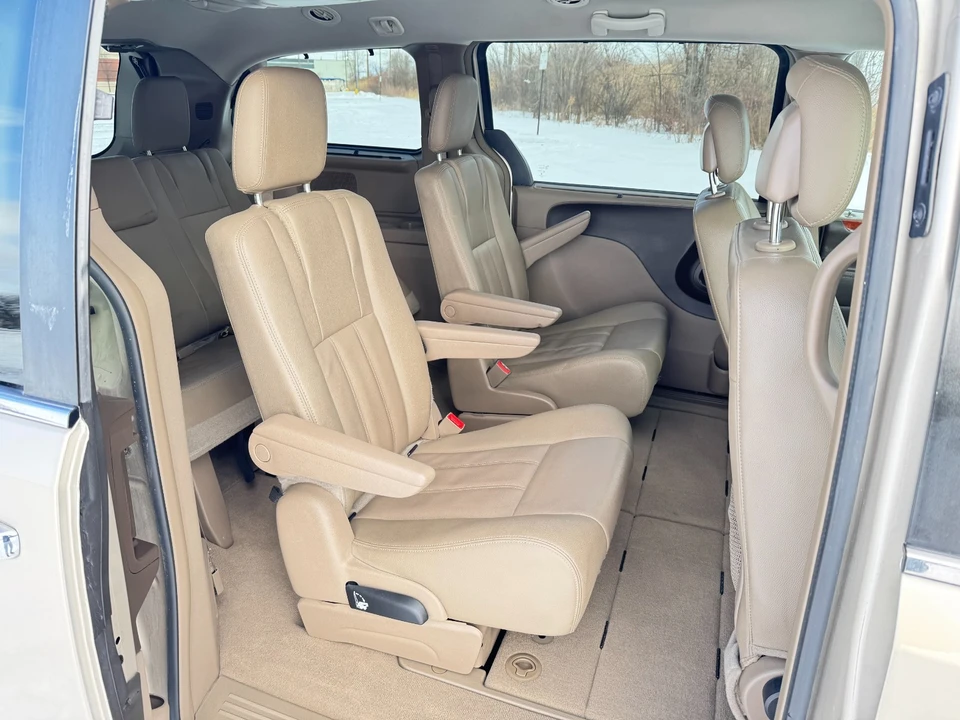 2015 Chrysler Town & Country - Image 11 of 21