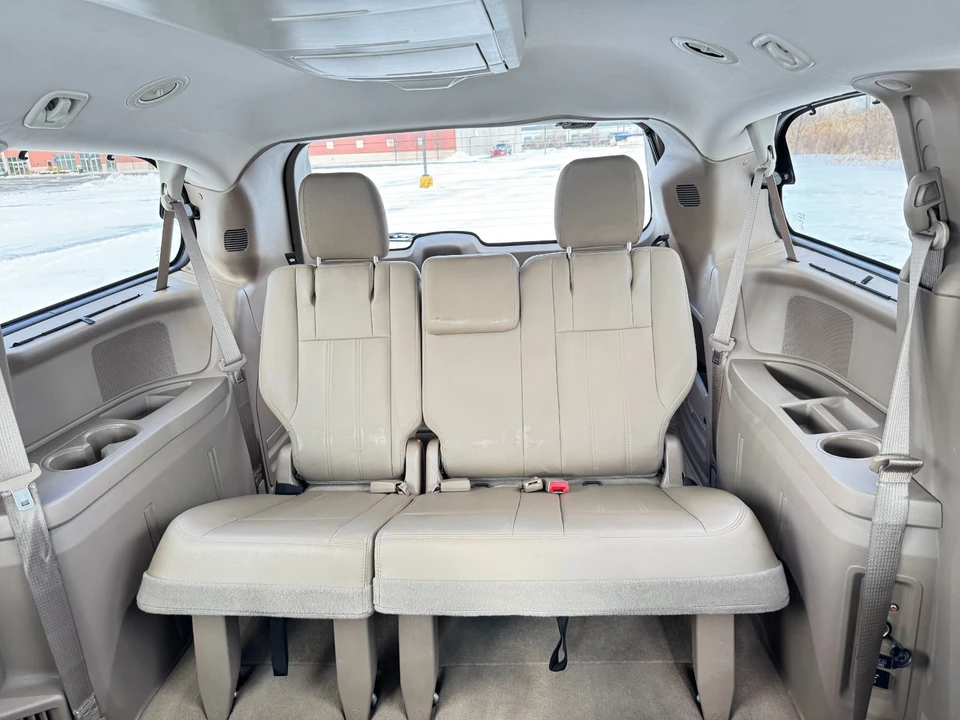 2015 Chrysler Town & Country - Image 10 of 21