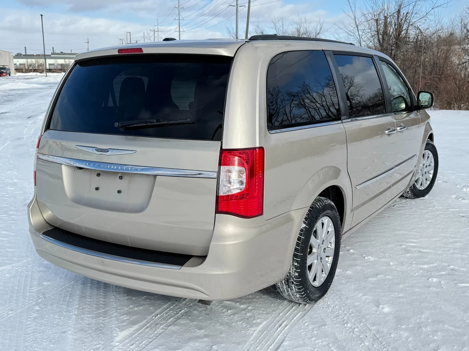 2015 Chrysler Town & Country - Image 8 of 21
