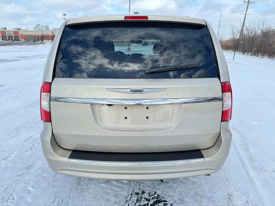 2015 Chrysler Town & Country - Image 7 of 21