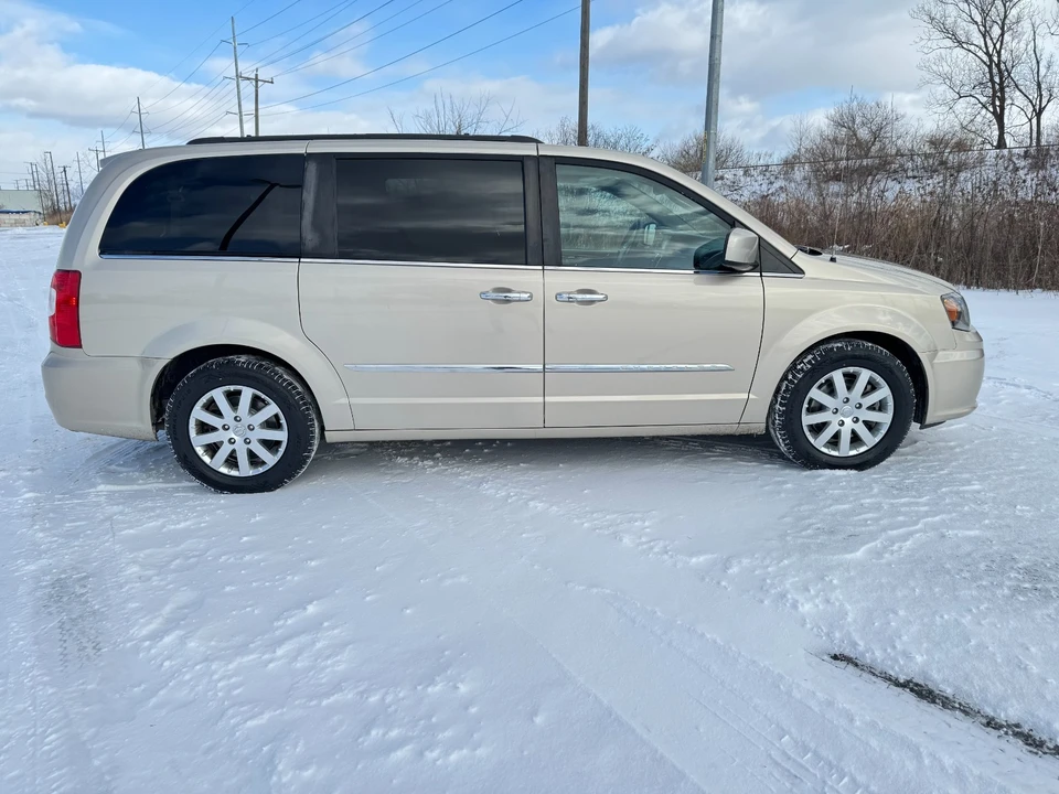 2015 Chrysler Town & Country - Image 5 of 21