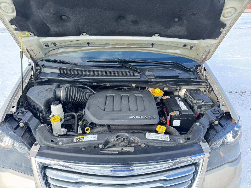 2015 Chrysler Town & Country - Image 9 of 21