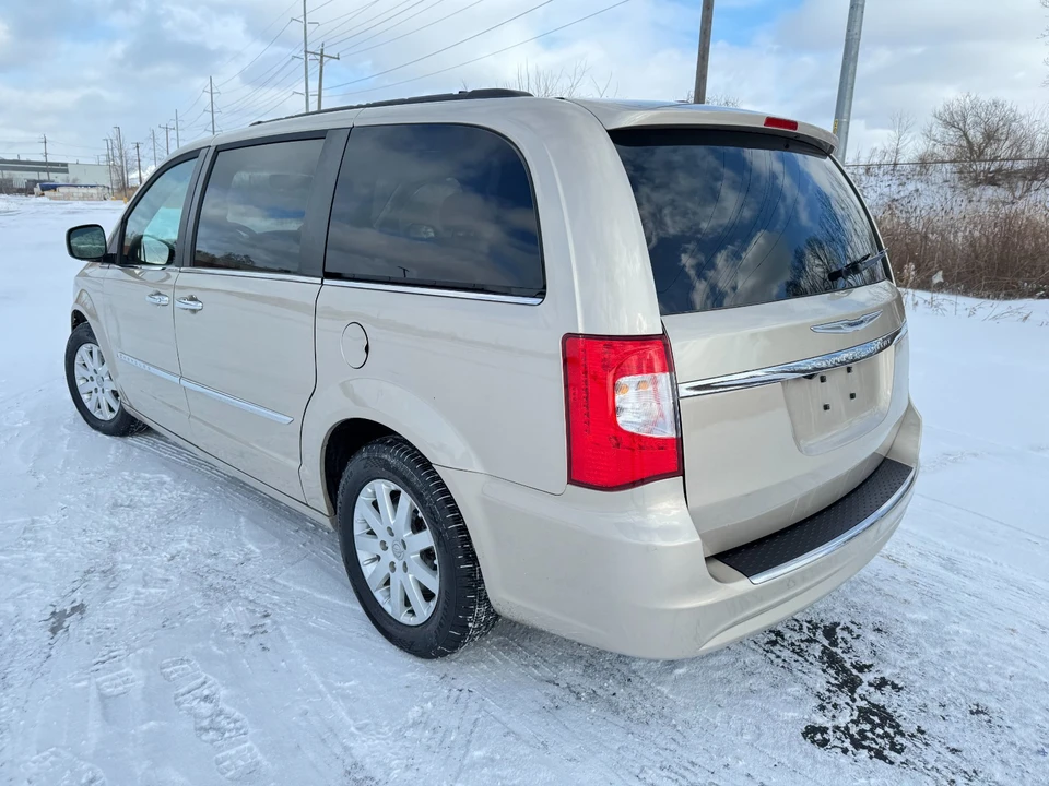 2015 Chrysler Town & Country - Image 6 of 21