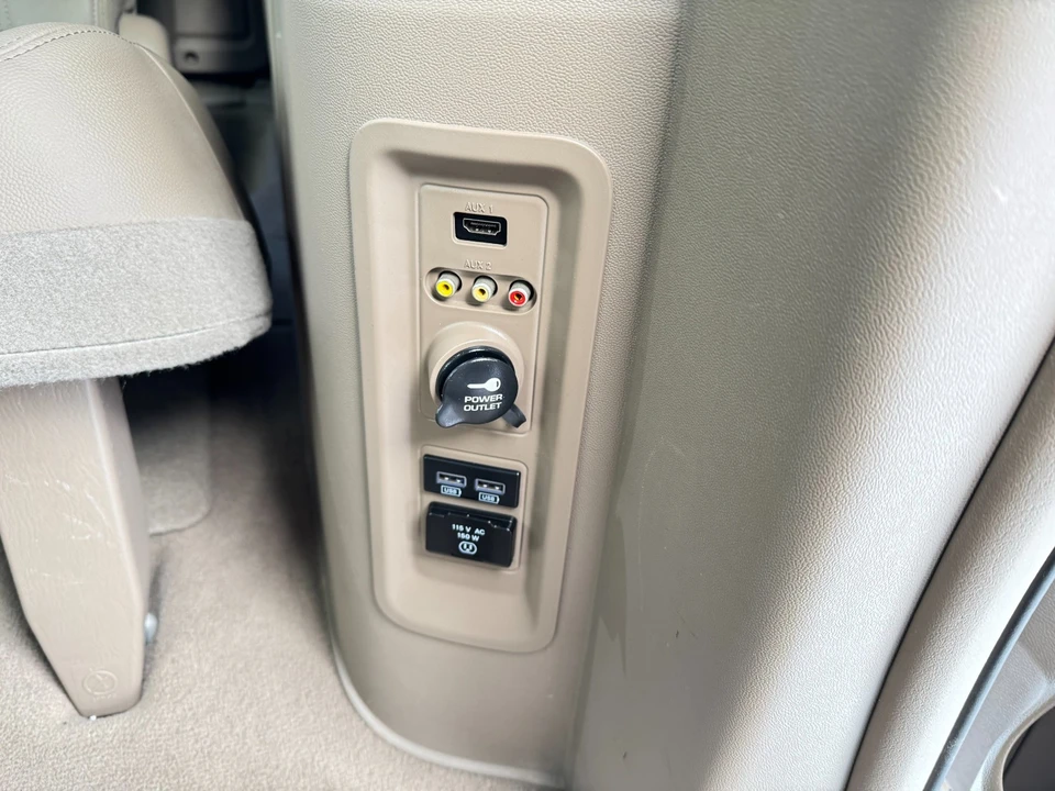 2015 Chrysler Town & Country - Image 14 of 21