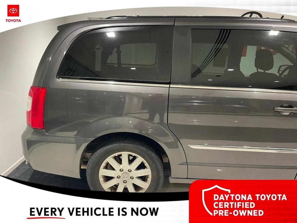 2015 Chrysler Town & Country - Image 6 of 10