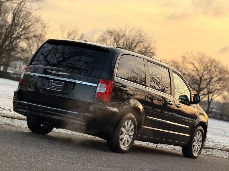 2015 Chrysler Town & Country - Image 5 of 12
