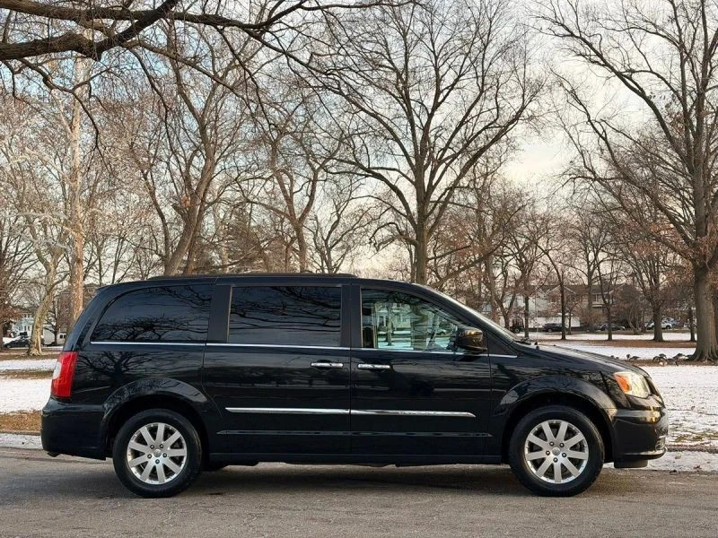 2015 Chrysler Town & Country - Image 7 of 12