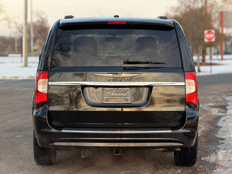 2015 Chrysler Town & Country - Image 10 of 12