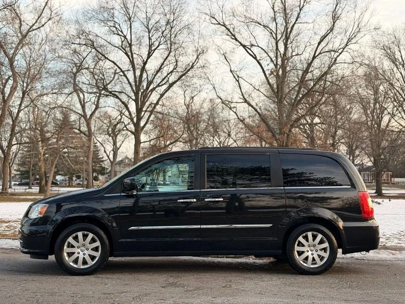 2015 Chrysler Town & Country - Image 6 of 12