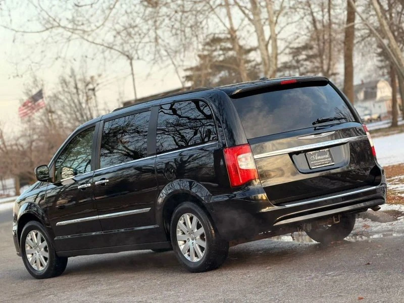 2015 Chrysler Town & Country - Image 4 of 12