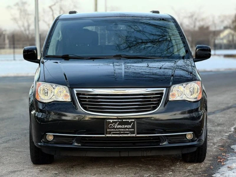2015 Chrysler Town & Country - Image 9 of 12