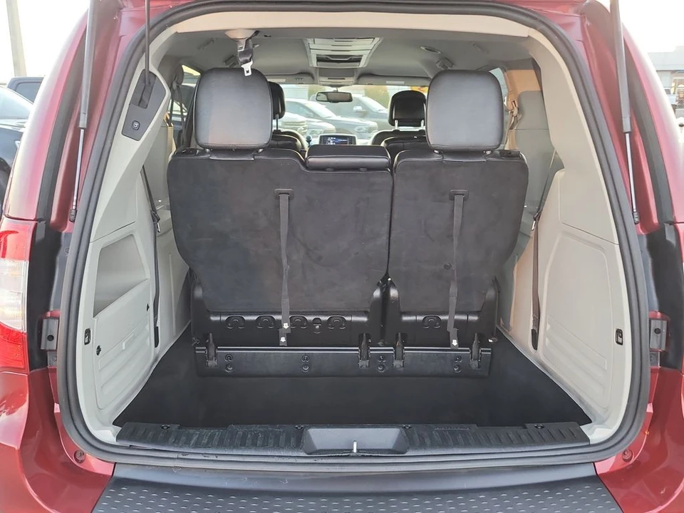 2015 Chrysler Town & Country - Image 8 of 12